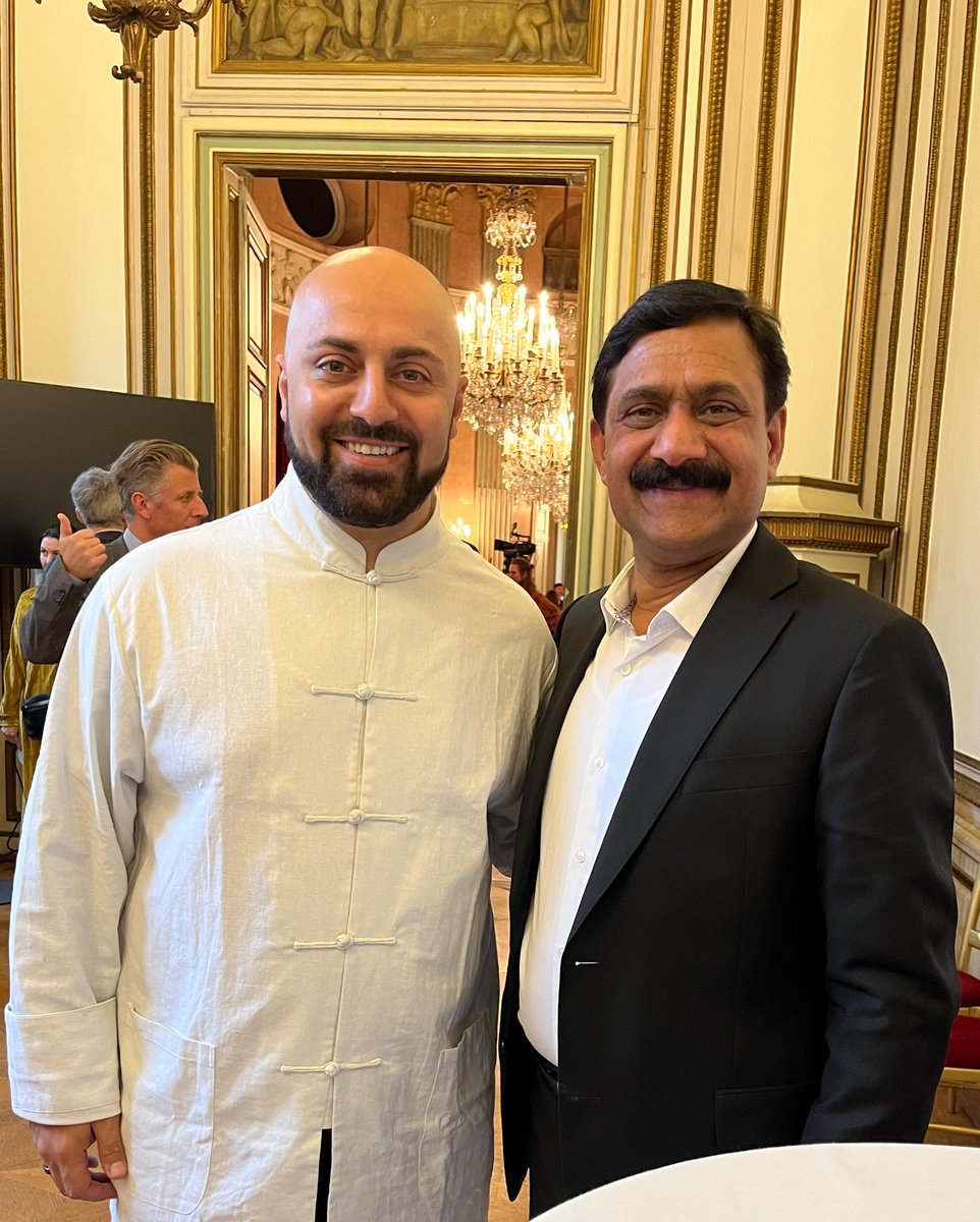 AliMahlodji's tweet photo. Heute durfte ich im Rahmen der 10 Jahres-Feier von @TeachForAustria den Vater von @Malala und UN-Berater @ZiauddinY  Ziauddin Yousafzai kennenlernen. 

Wir sprachen über die Kraft des Guten gegen die Widerstände der Welt und warum es nie falsch ist, für das Richtige zu kämpfen. https://t.co/ab4JM9d2ZL