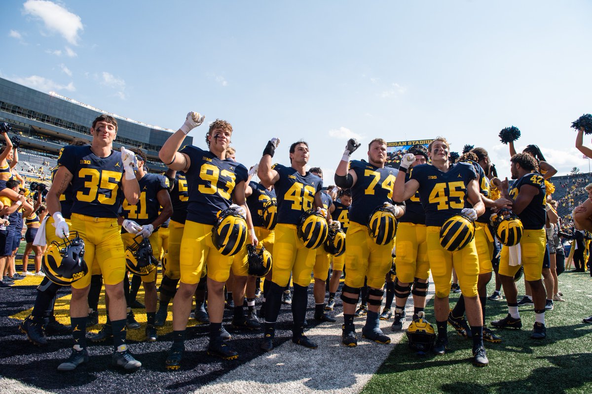 UMichFootball's tweet photo. 𝓦 https://t.co/ANWj1QhPxl