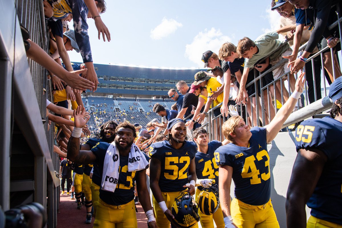 UMichFootball's tweet photo. 𝓦 https://t.co/ANWj1QhPxl