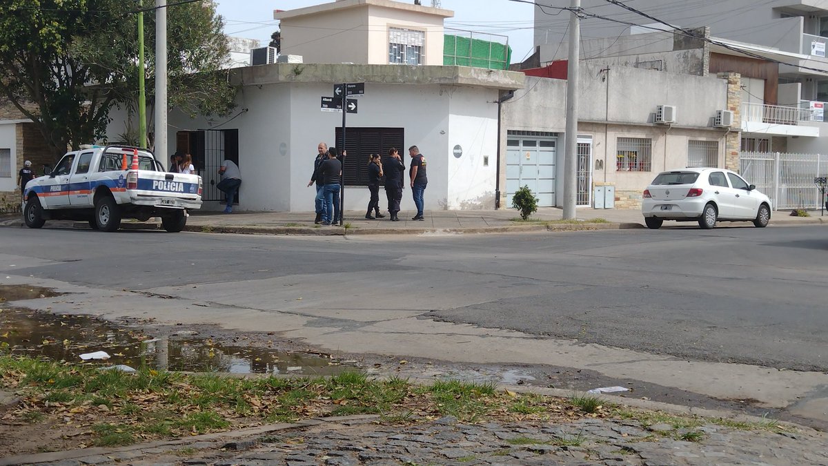 ElCampanense's tweet photo. HORROR: ENCUENTRAN BRUTALMENTE ASESINADA LA VECINA QUE ESTABA DESAPARECIDA DE ESTE VIERNES Hay tres detenidos. En este momento se está llevando adelante una manifestación en la plaza E. Costa por pedido de justicia.
https://t.co/sNTSe9H7fv
@mauroszeta @todonoticias @infobae @C5N https://t.co/mHecQ9NCUU