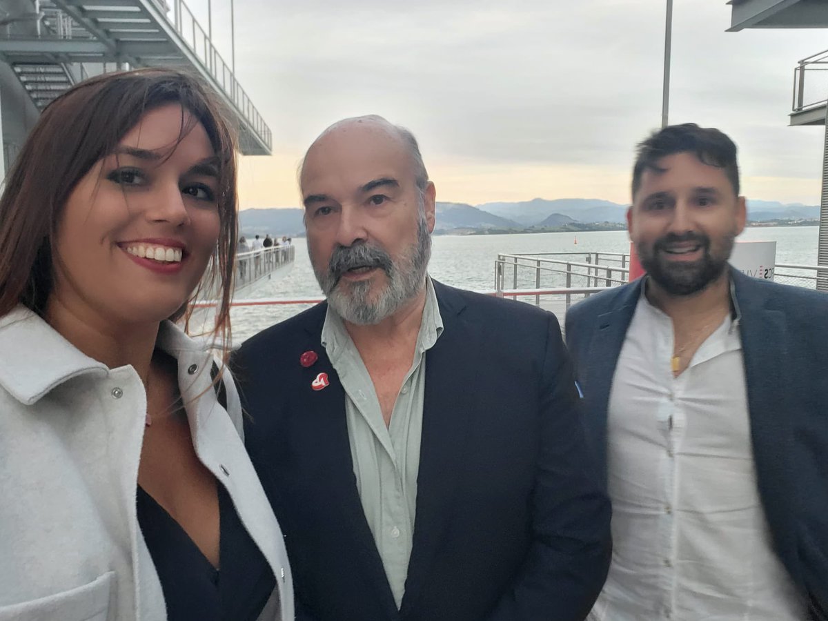 MikelNavarroAye's tweet photo. Ha sido un placer asistir a la clausura del Festival de cine de Santander y saludar a @Norihouse , Antonio Resines y Álvaro Longoria. Magnífica organización de @fcinesantander https://t.co/UkcFgiUWwp