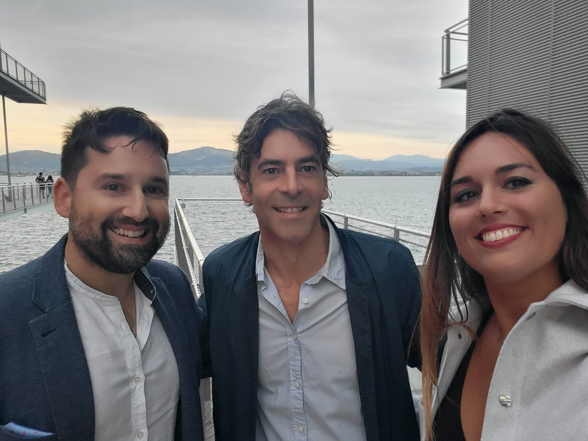 MikelNavarroAye's tweet photo. Ha sido un placer asistir a la clausura del Festival de cine de Santander y saludar a @Norihouse , Antonio Resines y Álvaro Longoria. Magnífica organización de @fcinesantander https://t.co/UkcFgiUWwp