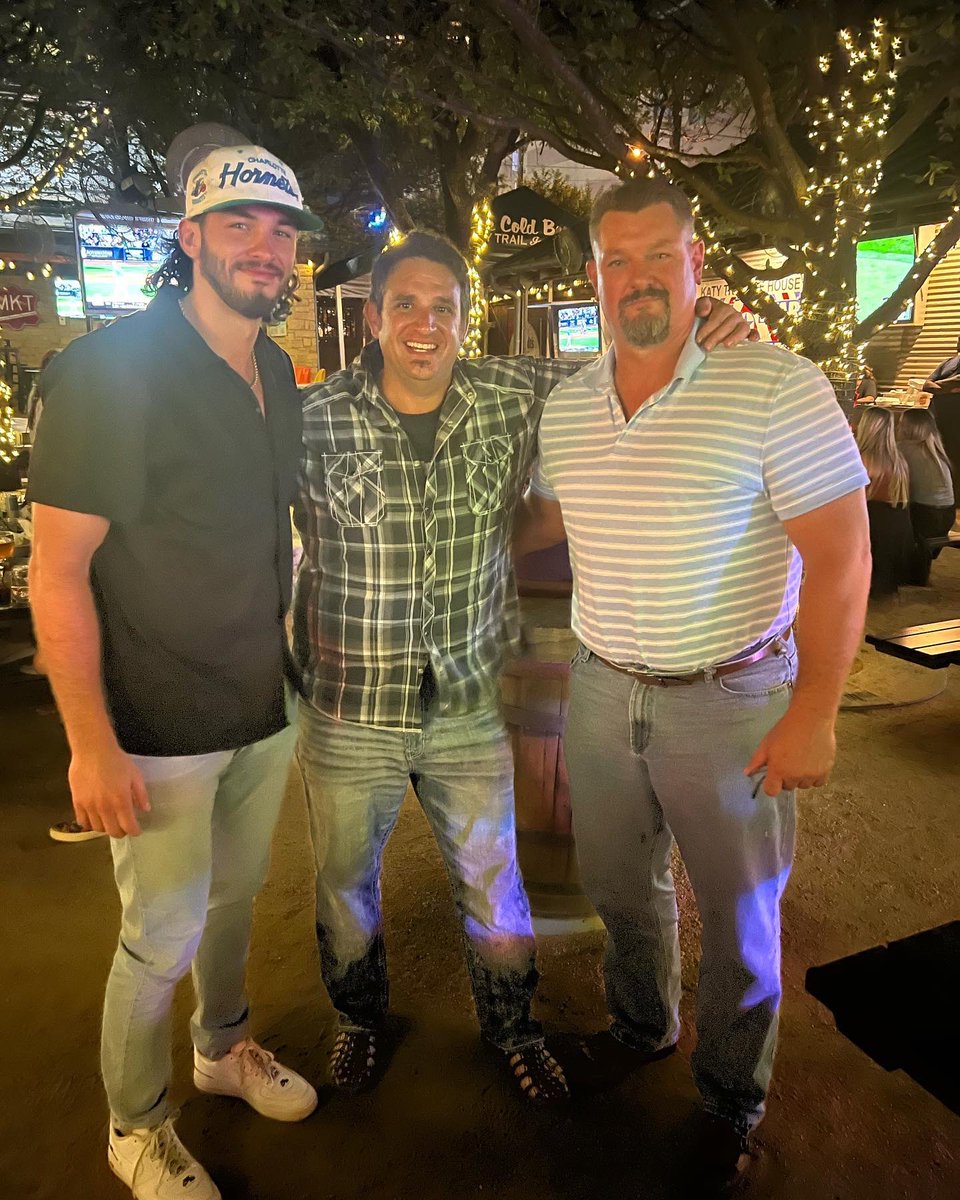 MSMsports's tweet photo. Road Trip into Dallas to see the @Bengals play the @dallascowboys this weekend ! HUGE bonus to have Mets client  (special thx to @BeusterNathan @jet_b13 ), RHP @levidaviddd , &amp; his Pop, Larry, join us last night! (I am 6’1 but look at me between those 2 fellas!) haha! #msmfamily https://t.co/S434j9u0e5