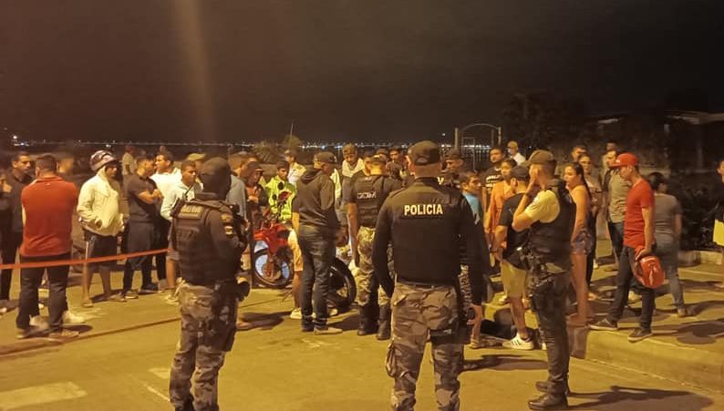 manabi_noticias's tweet photo. #ATERRADOR | #MANABÍ | 
Hombre fue #4sesinado a balazos en el cantón #San_Vicente. Los #crimin4les lo abordaron, y sin piedad alguna, le dispararon por reiteradas ocasiones. Seis #bal4zos hicieron blanco en su cuerpo.

TODOS LOS DETALLES Y MÁS #FOTOS AQUÍ: https://t.co/r7gfGYtH1B https://t.co/S78NBYsrWi