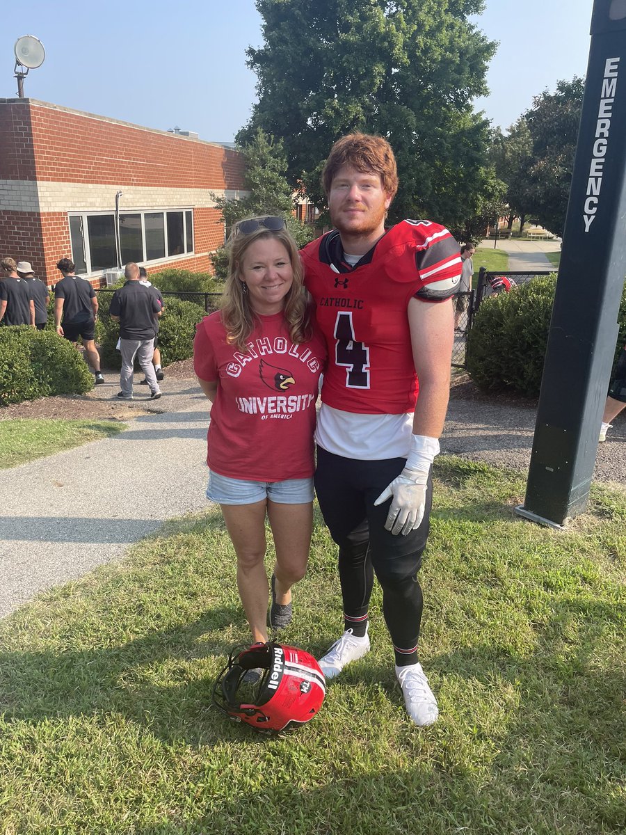 Michelleingall6's tweet photo. Didn’t get the win but got to hug my favorite football player so that is a win to me!! https://t.co/MuLQ1B8Wp7