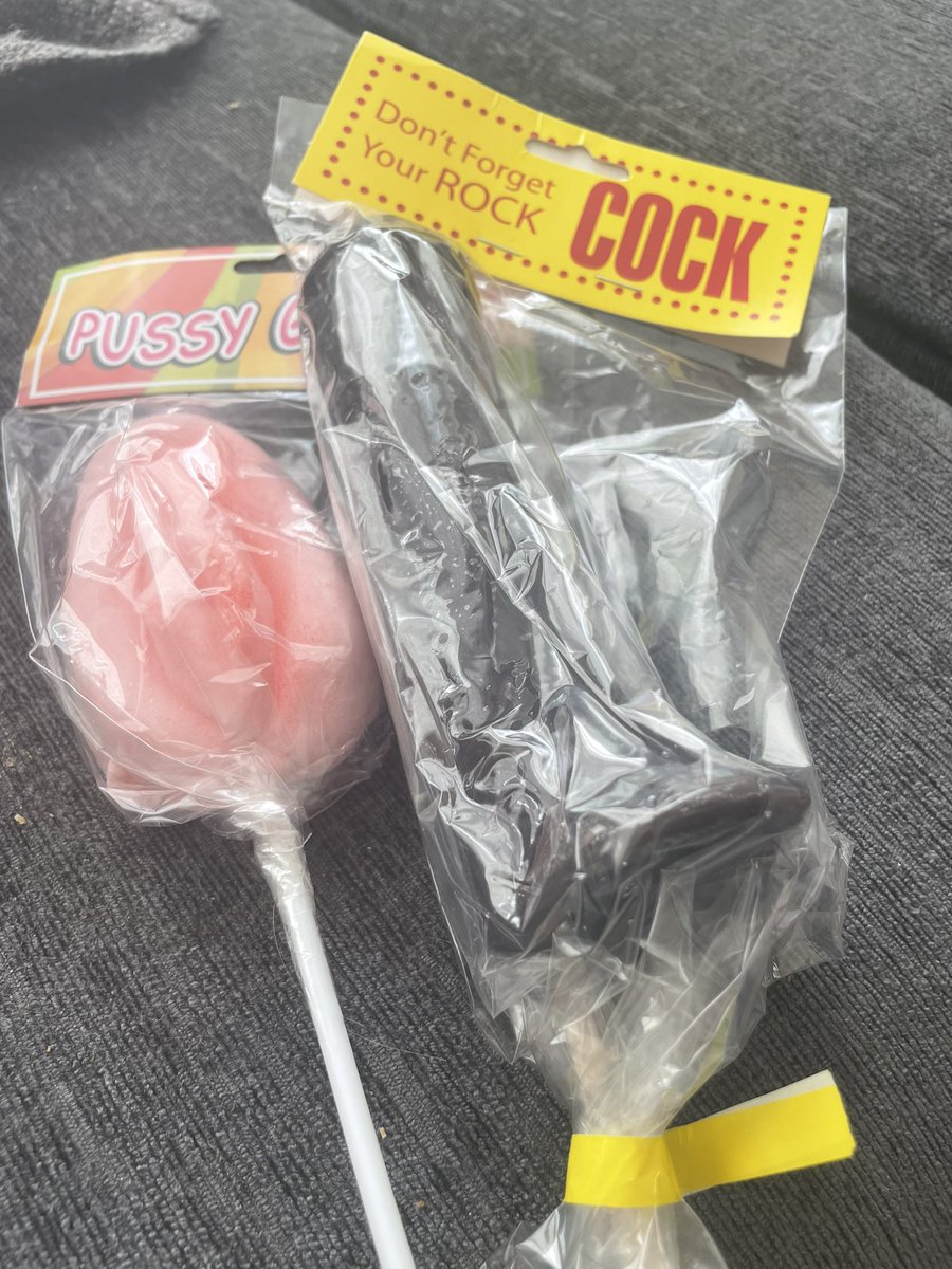 icklelou_69's tweet photo. My present off my princess and Wayne 🤣🤣🤣🤣🤣 love it thanx 💖💖💖💖 #present #giantrockcock😈 #blackrockcock😈 #pussylollypop😈 #theyknowilikeboth #theyknowmesowell #skegness xxx https://t.co/Hloh39DNkT