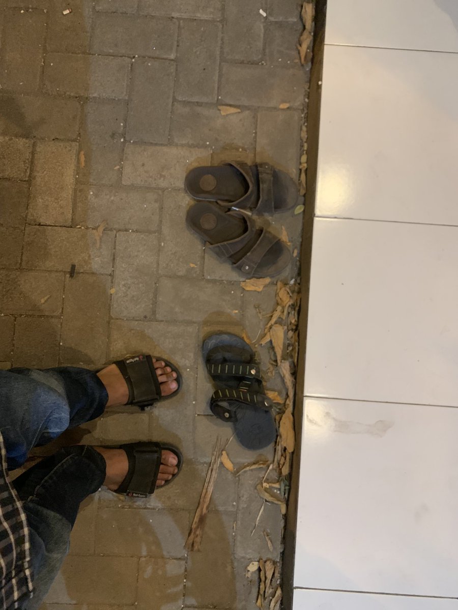 Onrolan closingan perkopian duniawi ambek pelanggan

Aku : La iku sandale sopo kok kari siji mas? *penasaran tak kiro onok sing iseng*
Mas A : Sandalku mas *muka datar*
Mas B : Wah ngawor samean mas *ngguyu kemekel*
Aku : Loh

Ket sadar nek Mas A kakinya *maaf* pincang