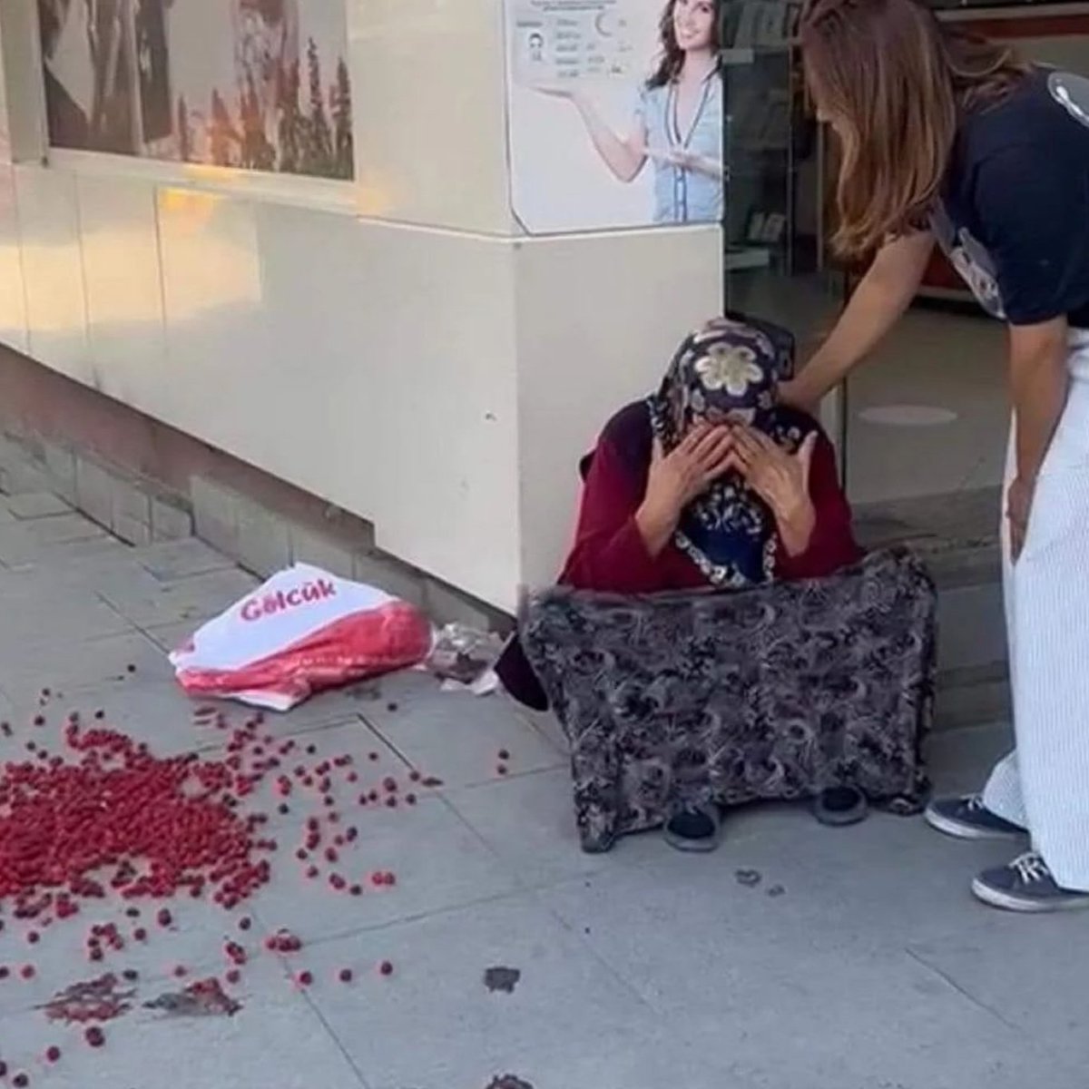 Bolu Belediyesi'ne bağlı zabıta ekipleri, dağdan topladığı Alıç ve köy ürünlerini satarak geçimini sağlayan teyzemizin ürünlerine el koymuş.

Bu da yetmiyor gibi, kötü muamelede bulunulmuş. Topladığı Alıç'ları dökmüşler.

 <a href="/tanjuozcanchp/">Tanju ÖZCAN</a> buna sebep olanlara işlem yapacak mısınız?