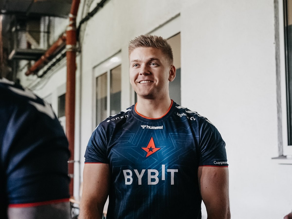 AstralisCS's tweet photo. We win 2-0 and keep the dream alive. A great match against @ENCE as always, gg well played! 

Last match of group c tomorrow @ 19:30 CEST. 

#ToTheStars | #ESLProLeague https://t.co/n00qDpPrZZ
