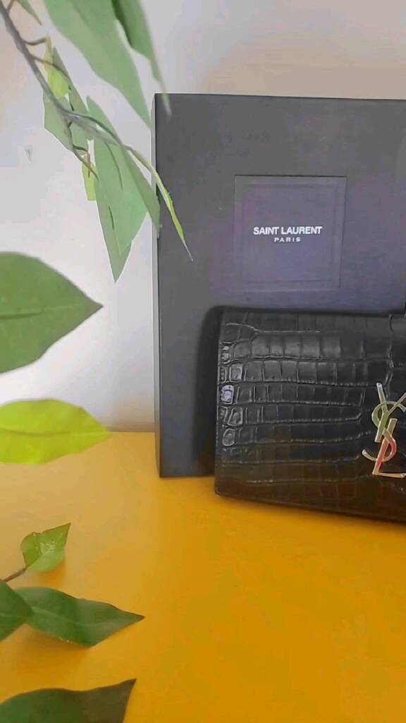 alexissuitcase's tweet photo. Sleek. Simple. A classic. Need we say more?

DM for deets💕 https://t.co/85dIdoRZVC https://t.co/xOF09hWkur