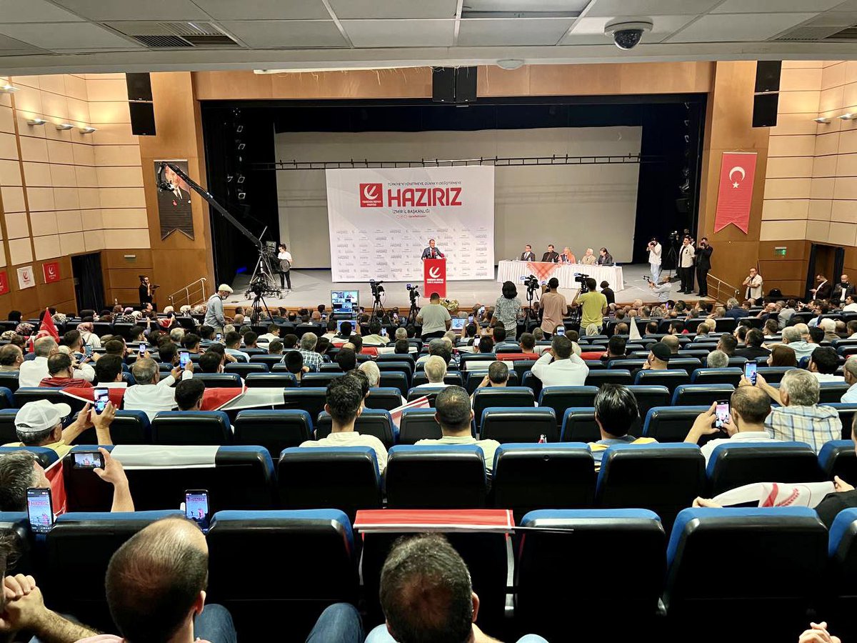 Bu akşam gerçekleştirdiğimiz İzmir 2. Olağan İl Kongremizden kareler. İl başkanlığına seçilen Cemal Arıkan başkanımızı tebrik ediyor, başarılar diliyoruz. Tüm katılımcılara ve emeği geçenlere teşekkür ediyoruz.