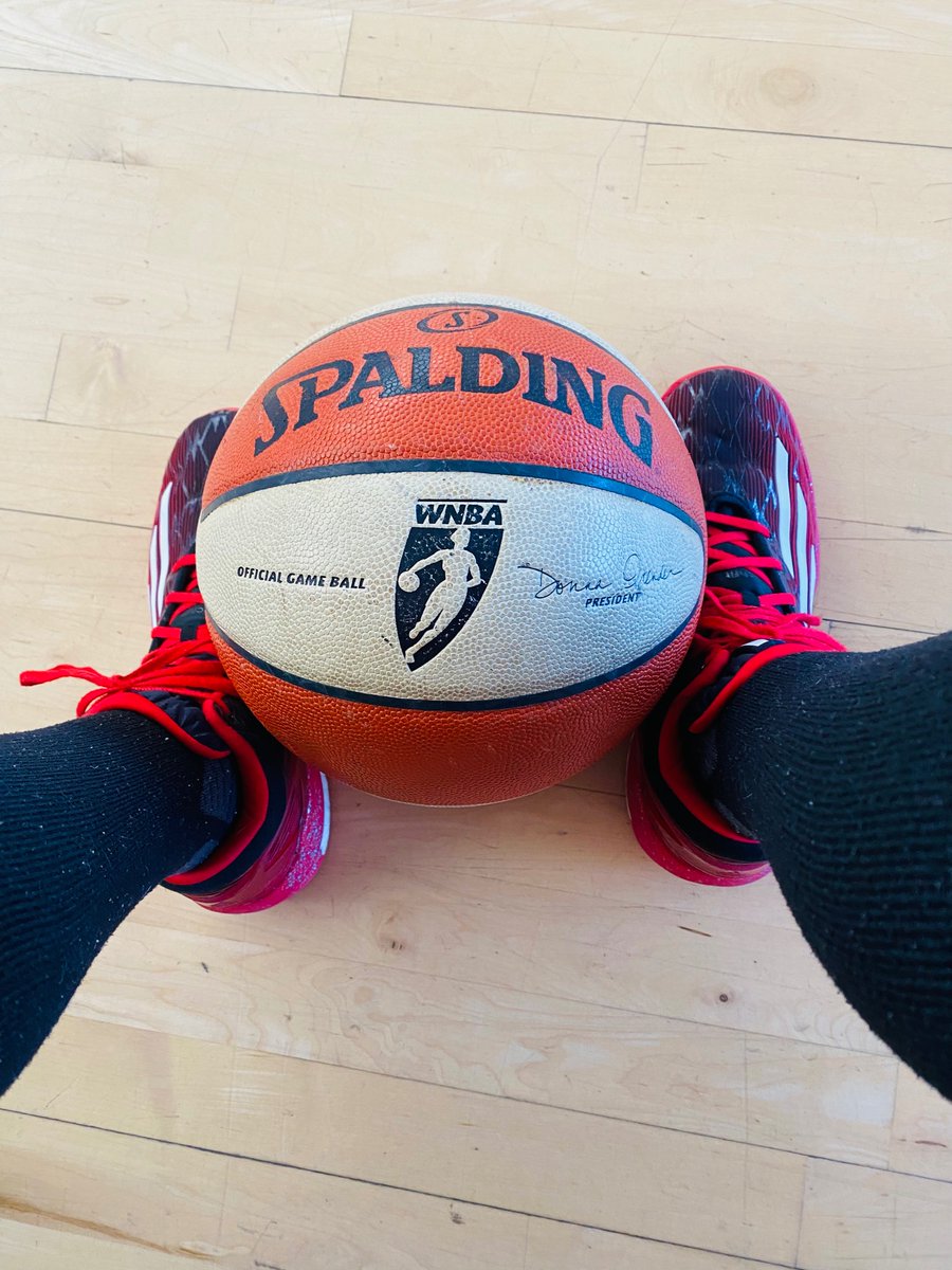 niina_nurminen's tweet photo. Onneksi alkuviikon sairastelu ei estänyt kauden avausta 🏀 Olipas kiva aloittaa päivä #voitolla, tosi kovasta jengistä 💪 Ja päättää päivä #kylmiin #vesiin. Ihan parasta ❤️ #koriskamut #joukkue #isolla #J:llä #kiitollisuus #relaa https://t.co/V9hKolue3V