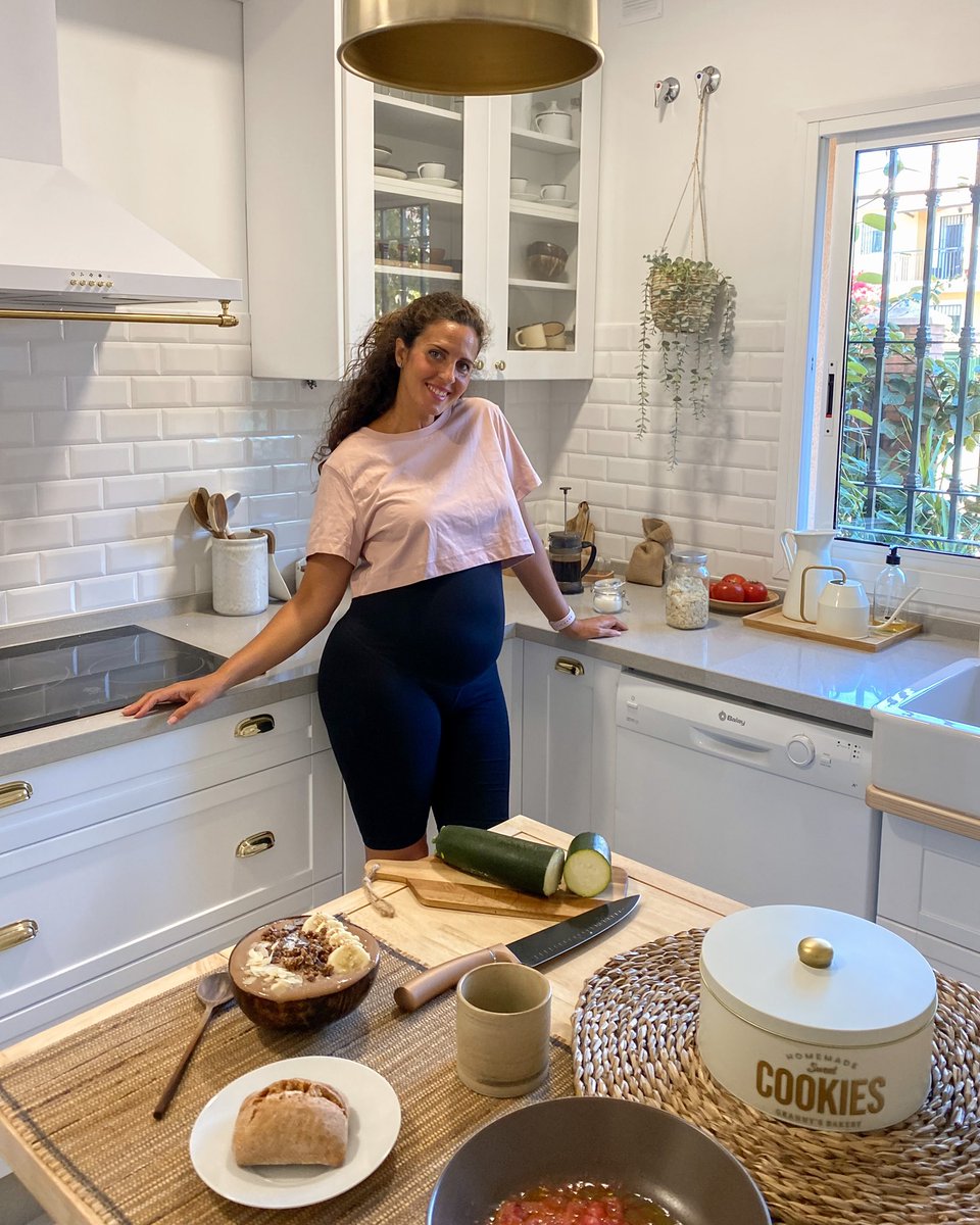 travel_thelife's tweet photo. Mis mañanas en este tiempo 🤰🏽ejercicio, yoga o caminar y un desayuno sabroso y saludable. Para ello añado a mis smoothie bowls hortalizas como los calabacines de los invernaderos solares del sur de Europa 🥒 @cutesolar_es #CultivamosElSaborDeEuropa @APROA_AOP @CultInvernadero https://t.co/SP3GbPrmmr