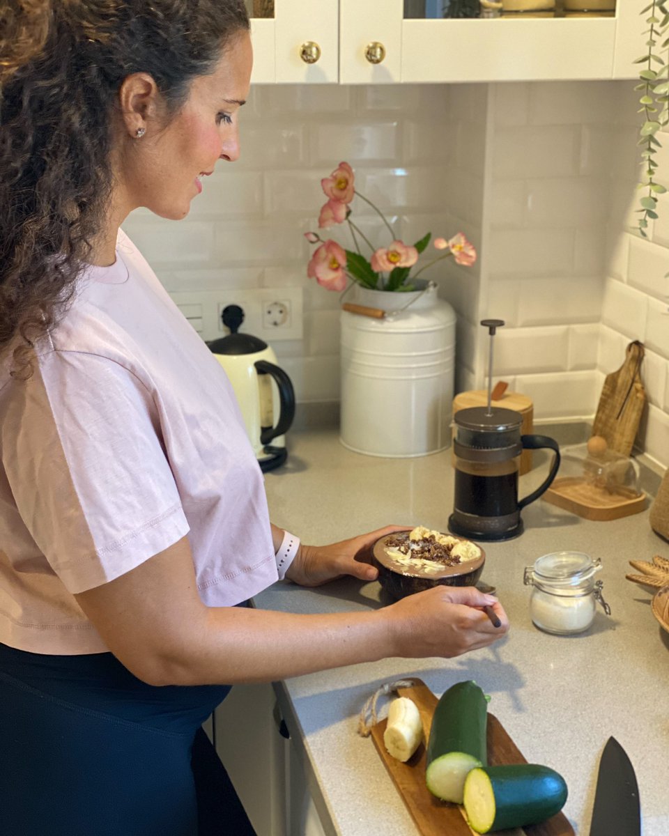 travel_thelife's tweet photo. Mis mañanas en este tiempo 🤰🏽ejercicio, yoga o caminar y un desayuno sabroso y saludable. Para ello añado a mis smoothie bowls hortalizas como los calabacines de los invernaderos solares del sur de Europa 🥒 @cutesolar_es #CultivamosElSaborDeEuropa @APROA_AOP @CultInvernadero https://t.co/SP3GbPrmmr