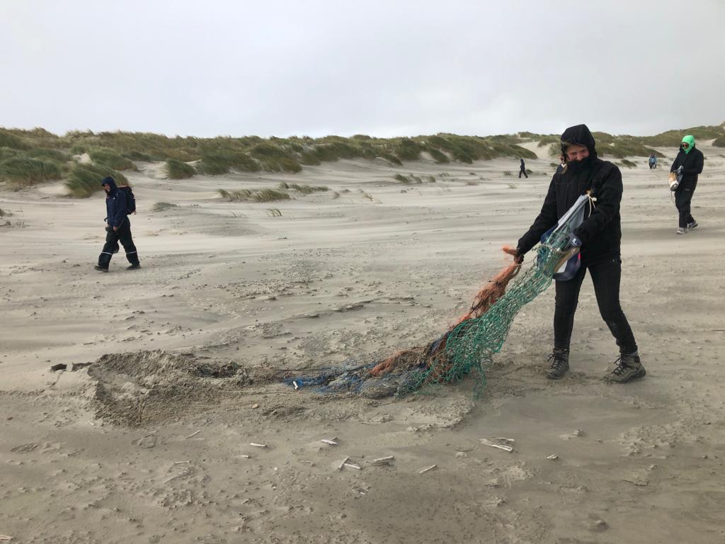 estervanjoolen's tweet photo. Steeds weer verbazend hoeveel afval uit de visserij te vinden is op de stranden, ditmaal Terschelling. Minstens de helft bestaat uit visnetten, touwen en #vispluis. Waarom mag men onverminderd hiermee doorgaan? Iets met zorgplicht? #WorldCleanupDay https://t.co/zIAcdGsgpR