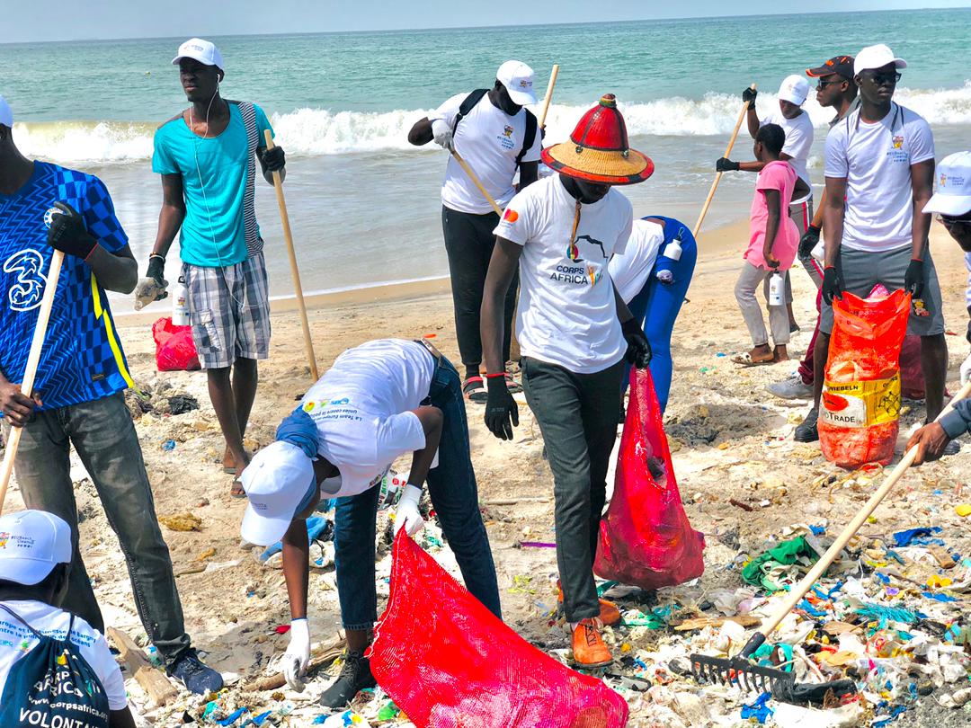 MalamineBadian8's tweet photo. A l'occasion du #WorldCleanupDay , la Team @CorpsAfricasn s'est rendu à Bargny pour prendre part à l' #UEBeachCleanUp organisé par l' @UEauSenegal avec @EndaEnergie et la Commune de Bargny.  Ensemble dans l'action pour un monde plus propre et un environnement plus sain pour tous. https://t.co/ABMsX3hbs4