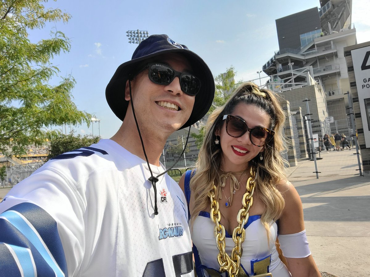 HPEWithYuAndMe's tweet photo. I'm sitting solo today, but might need @bluebomberwoman to keep me safe bcs I'm wearing @TorontoArgos #RickyRay jersey today! @Ticats fans must be in a kind mood for @CFHOF festivities today bcs I heard "awesome Ricky Ray jersey" before I heard "Argos suck!" 🤯 #CFLfamily https://t.co/dXnbFpGXLH