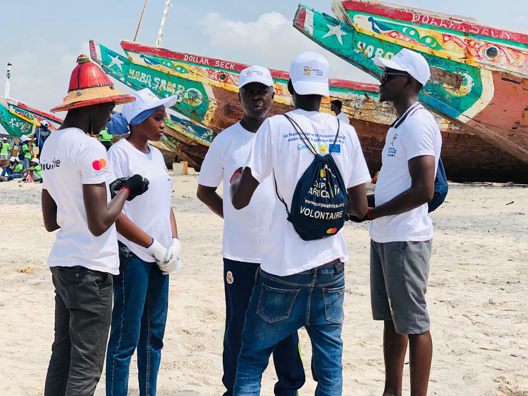 MalamineBadian8's tweet photo. A l'occasion du #WorldCleanupDay , la Team @CorpsAfricasn s'est rendu à Bargny pour prendre part à l' #UEBeachCleanUp organisé par l' @UEauSenegal avec @EndaEnergie et la Commune de Bargny.  Ensemble dans l'action pour un monde plus propre et un environnement plus sain pour tous. https://t.co/ABMsX3hbs4