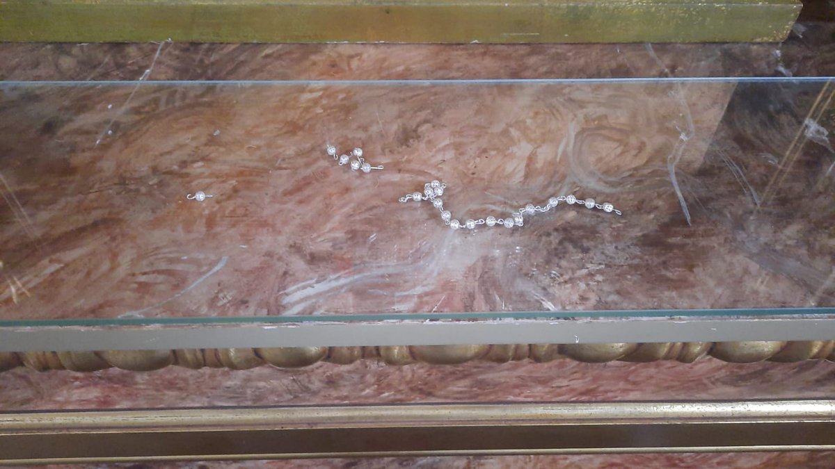 🔹 Lamentamos comunicar que la medialuna de la Virgen, ha sufrido el vandalismo de algún visitante rompiendo los rosarios de plata que prendían de ella, además le han arrancado las flores ofrecidas por los fieles.

#RosarioElPalo #PatronaElPalo #CofradiasMLG