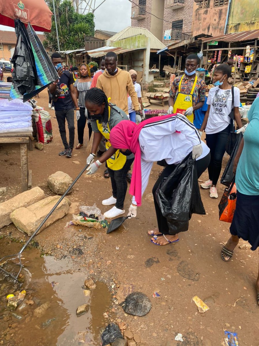 Rotaract9125NG's tweet photo. @RotaractZoneM marked the world clean up Day with the ONE ZONE ONE MARKET CLEAN UP project

Rotaractors in Ondo State cleaned Oja Oba, Akure, Ondo State
Rotaractors in Ekiti State cleaned Ago-Adunloju Market, Ado-Ekiti, Ekiti State

#ImagineRotary
#RotaractD9125
#WorldCleanupDay https://t.co/C9gxAwWVTd