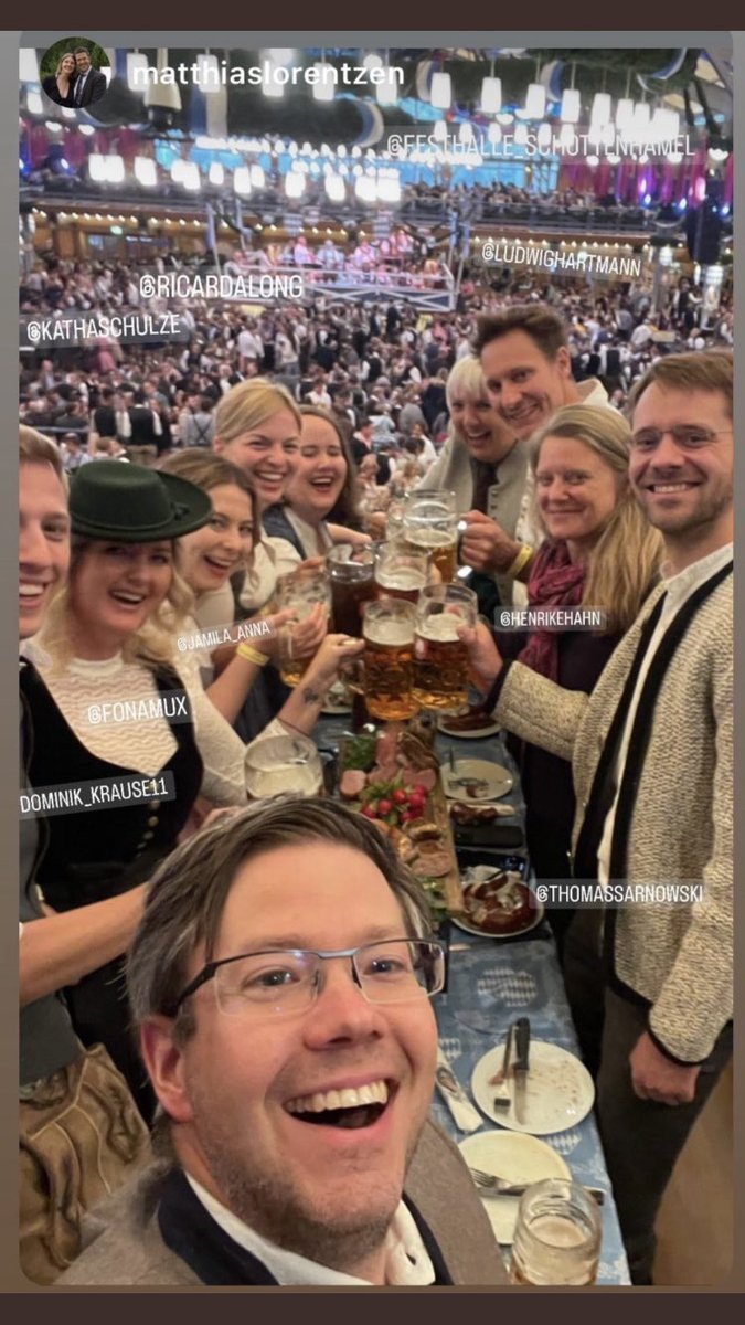 tom21022's tweet photo. Ich kann in Worte meine Verachtung gar nicht in Worte fassen ! Täglich erinnert man das Volk den Gürtel enger zu schnallen, legen nebenbei die deutsche Wirtschaft in Schutt und Asche, vernichten Existenzen, stimmen für Masken und feiern selbst in Saus und Braus ! Ich kotze https://t.co/oyiR1E4RCz