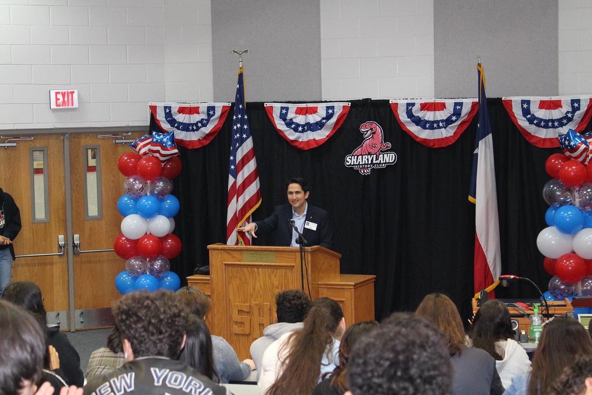 SharyHistClub's tweet photo. Happy Constitution Day! 🇺🇸

We want to thank our local community members who joined us for our Constitution Day Speakers Series.

Our students learned about the role of Congress, the Judicial Branch, &amp; service to our community through volunteerism or by joining the armed forces! https://t.co/2Biosaw9bL