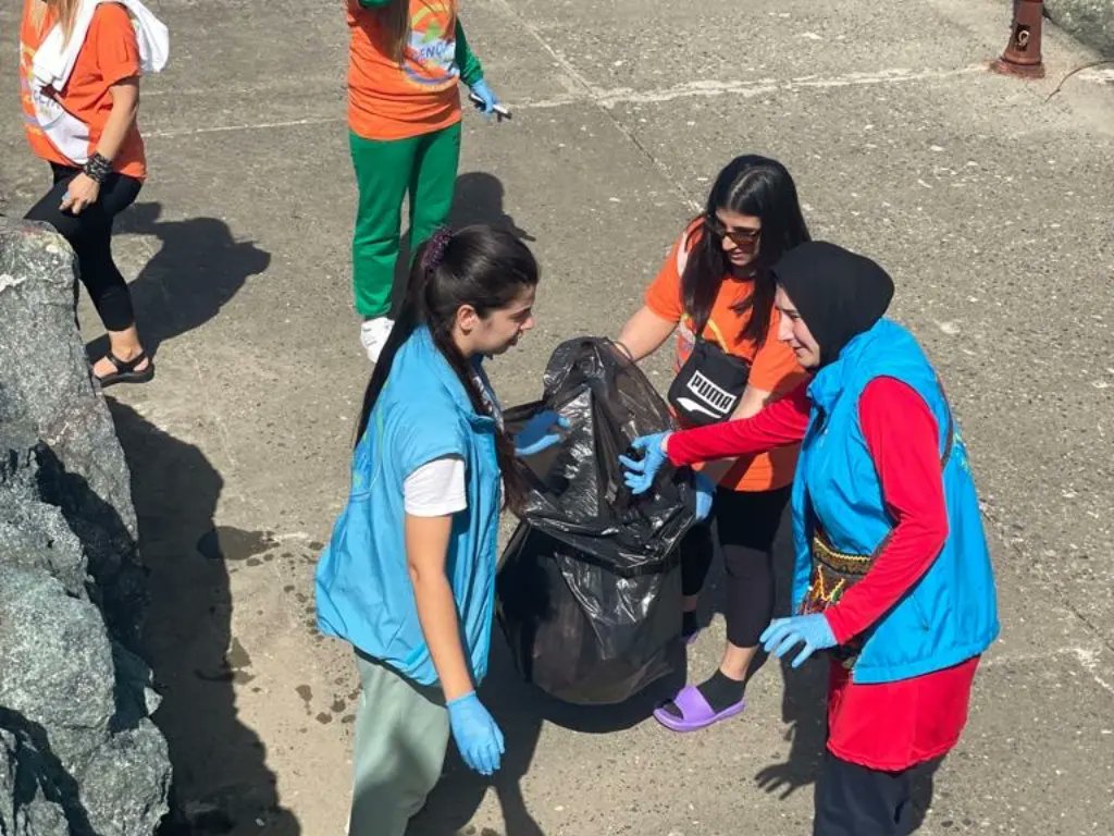 GSB_FindikliGM's tweet photo. Bugün Dünya Temizlik Günü 🌿
Daha temiz bir dünya için gençlerimizle birlikte Fındıklı sahilini temizledik. Çünkü "Başka Gezegen Yok".
#YeşilBeceriler #TemizDünya @kasapoglu @gencliksporbak https://t.co/fV6qZcDiFK