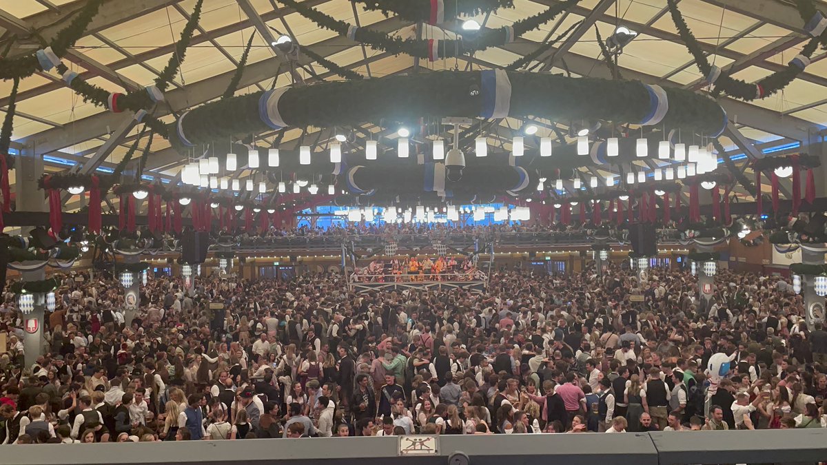 O zapft is‘! Auf eine friedliche #Wiesn 2022. Nach drei Jahren Pause war die #Freude besonders groß! Auch wenn dieses auf Grund von #covid19 ein besonderes #Oktoberfest werden wird. Hoffen wir, dass weitgehend alle gesund bleiben. #München #Sendling #Bayern #Volksfest #Munich