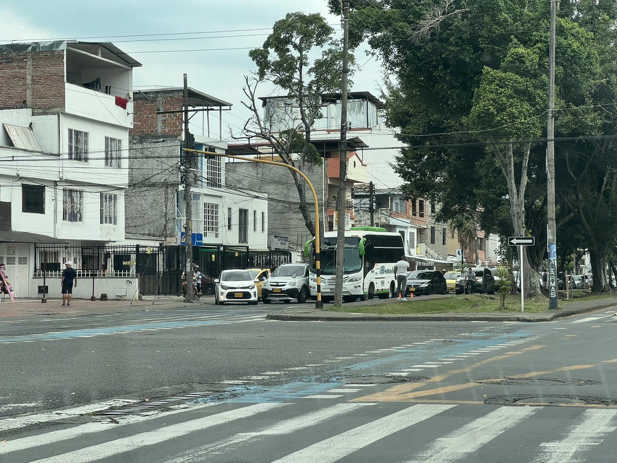 EnterateCali's tweet photo. #ReporteEntérateCali Siniestro vial en la Av. Pasoancho con 34 sentido hacia sector La Luna. Se genera fuerte congestión. ⚠️ https://t.co/phIpr2YSCp
