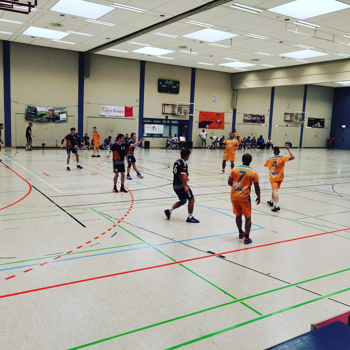 HVL09's tweet photo. Die 1. Männermannschaft der @HVL09 bestreitet Morgen ab 16.00 Uhr ihr drittes Spiel auswärts bei der #SV_blau_weiß_Dahlewitz. Mit 0:4 Punkten geht unsere sieben, noch sieglos, an diese Aufgabe! 17 Spieler waren beim Abschlusstraining! Zwei Punkte müssen endlich her! #hvl09 #hvl https://t.co/bcZ1SKvEQh