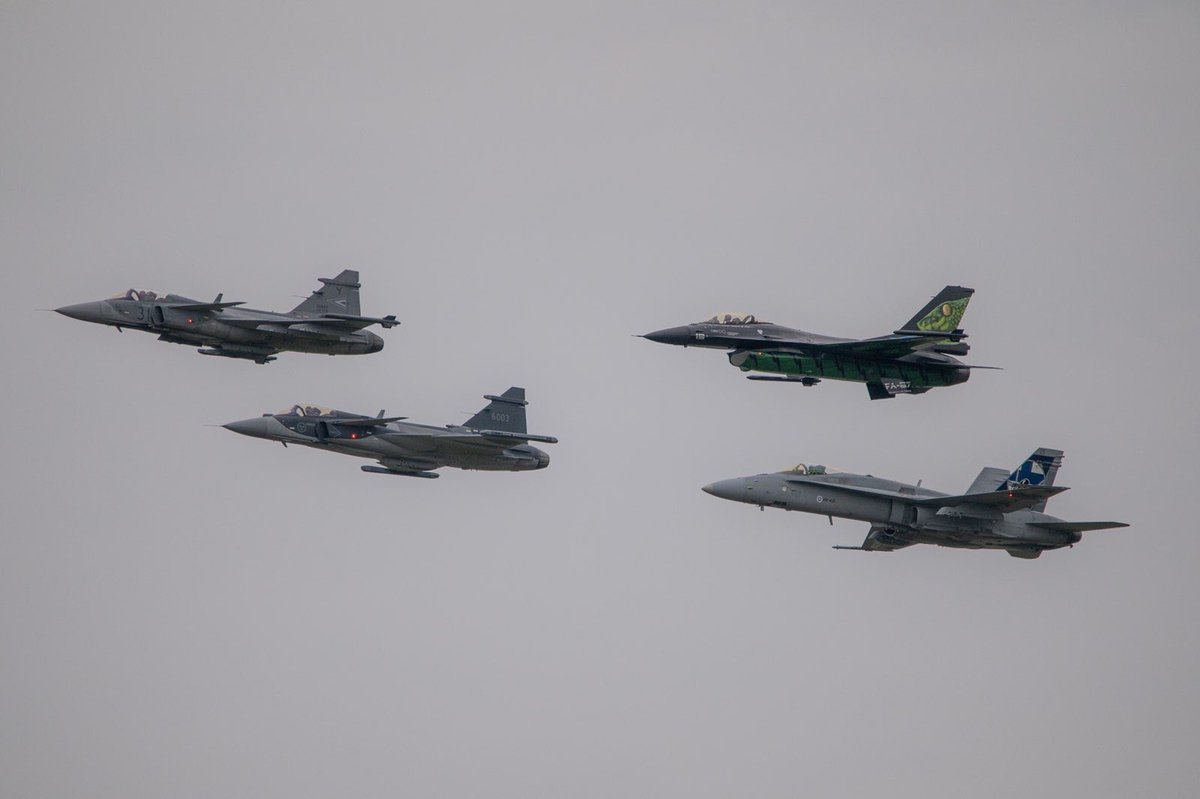 ArmadaCR's tweet photo. Vítejte v NATO! Nadupaný program Dnů NATO v Ostravě vygradoval společný průlet Švédska a Finska, dvou kandidátských zemí do Aliance. Doprovodily je stíhačky z Maďarska a Belgie. Těšíme se na nové kolegy🇫🇮🇸🇪 #WeAreNATO #StrongerTogether https://t.co/eCaWf92iHU