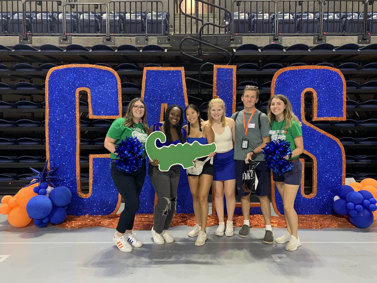 TailGATOR has officially started!! Come by the O’Connell Center to play games, hold snakes, and have some major fun 🐊🐂