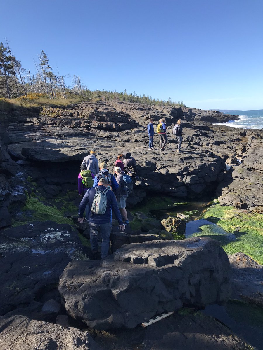 bunsenb_turner's tweet photo. Hiking the beautiful #BayofFundy shore with the amazing Fundy Erratics hiking group. Celebrating 10 years of hiking! #digbyarea #PointPrim #Lighthouse https://t.co/0ad7RVWg6N