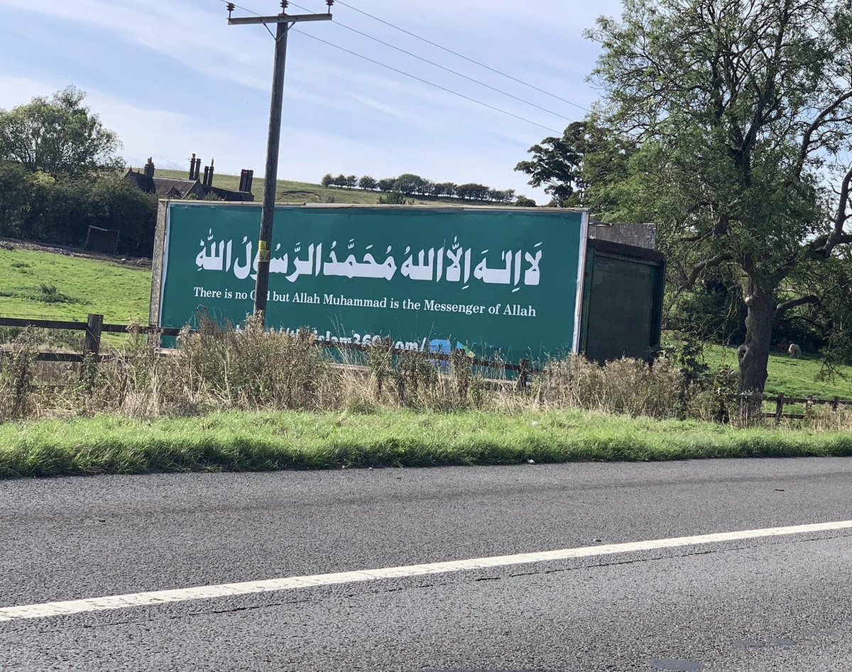 AlARABINUK's tweet photo. هذه اللوحة ليست في بلد عربي أو إسلامي وإنما في #بريطانيا؛  على الطريق الوطني M6 الواصل لندن بشمال #إنجلترا وقد وضعتها مؤسسة https://t.co/YrP2b40Zqd ويتجاوز عرضها 18م، وهي باللغتين العربية والإنجليزية. #العرب_في_بريطانيا AUK https://t.co/rkhgvDVjJK