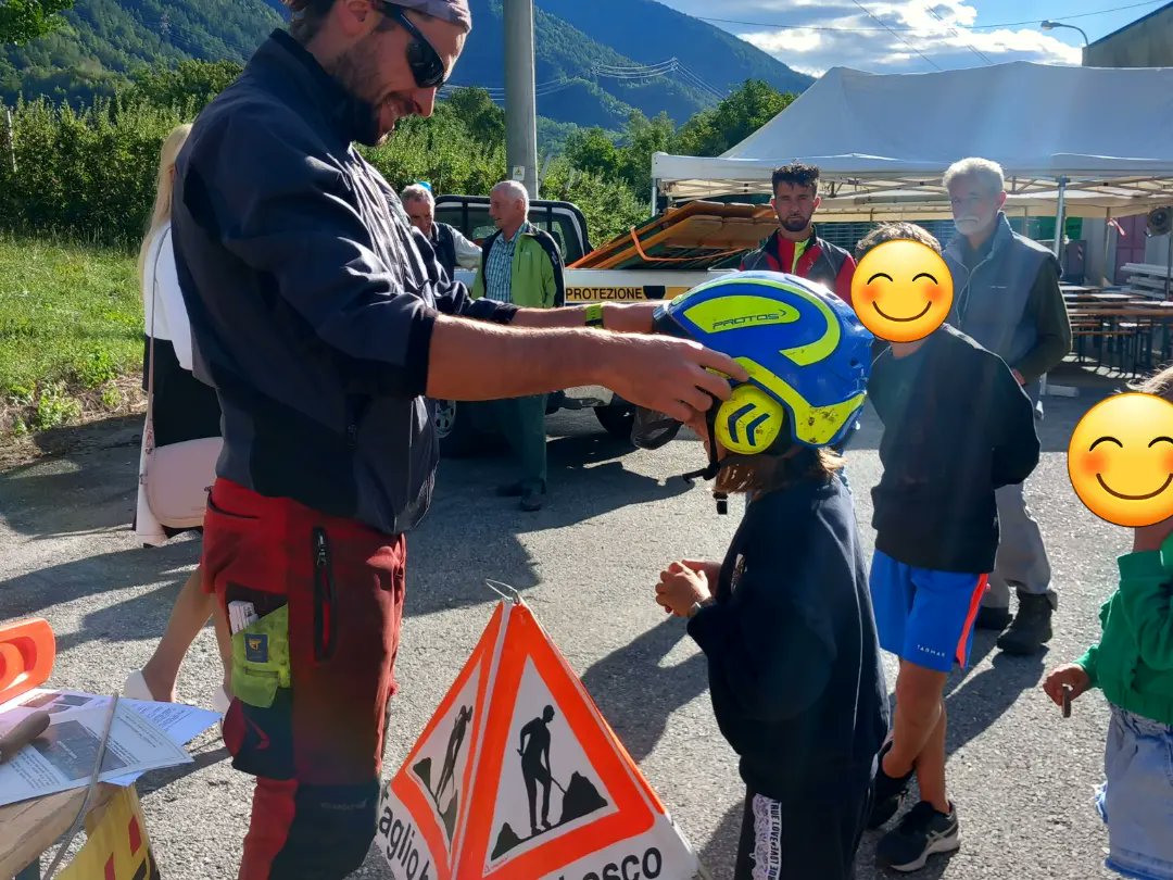TizianaSta's tweet photo. Ricominciamo dal futuro
#sicurezzasullavoro #lavoroinbosco #boscaiolo #lumberjill #lumberjack #Istruttoriforestalilombardi #isfol https://t.co/jjkfKjlZ5F