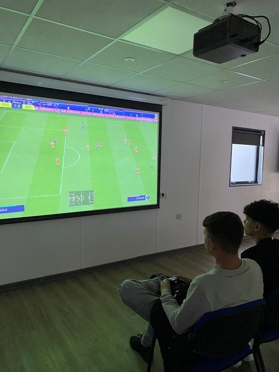 CATCHLeeds's tweet photo. Youth sessions are a great opportunity to engage with children and young people. Providing a safe space for them is one of key aims. Our sessions are led by passionate volunteers who give up their time to help us. It’s been another busy week with lots of activities taking place. https://t.co/fmUwCdkp9r