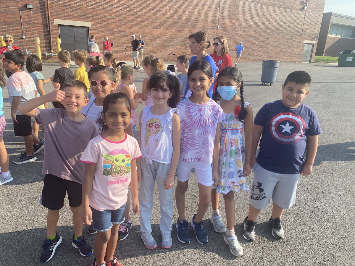 MrsCappelenKCSD's tweet photo. What a perfect day for the fun run! https://t.co/nlVWPYcKWe