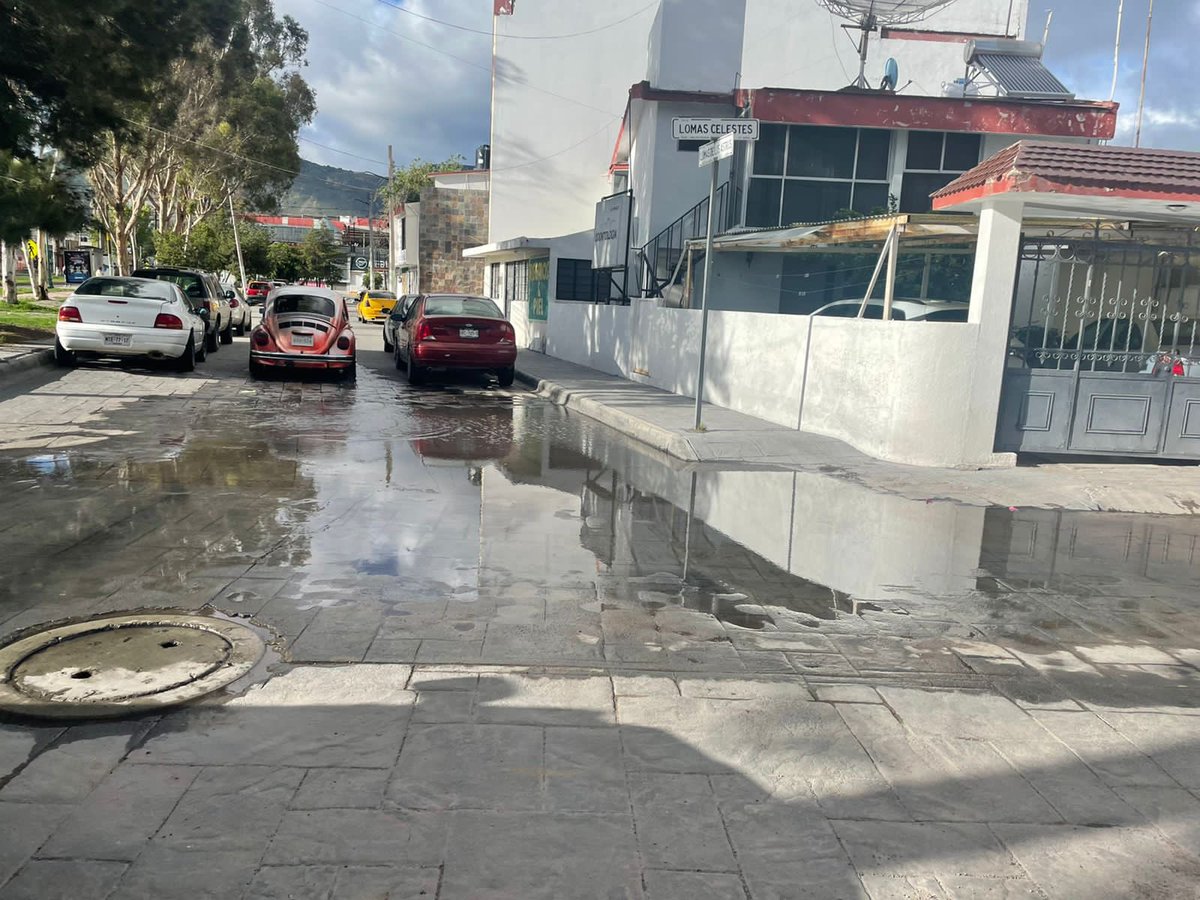 abrylss's tweet photo. Y la fuga desde el 14.09.22 en lomas residencial Pachuca sigue con todo y @CAASIM ni sus luces!!! Lo bueno es que en estos tiempos no hay problemas de agua!! https://t.co/8VI5CGQwGs