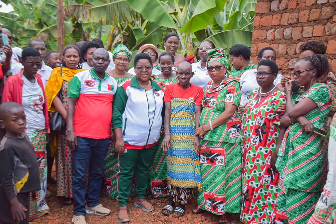 LF_cnddfdd's tweet photo. Kuri uno musi, umurongozi wa  #bakenyererarugamba @LF_cnddfdd ku rwego rw'igihugu yagendeye abakenyererarugamba bo mu ntara ya Kayanza mw'ikomine ya Muhanga bari ku kivi. Mu bikorwa vyaranguwe harimwo ugusakarira n'ugushikiriza inzu Ntahonikora https://t.co/83D25Mp2pn