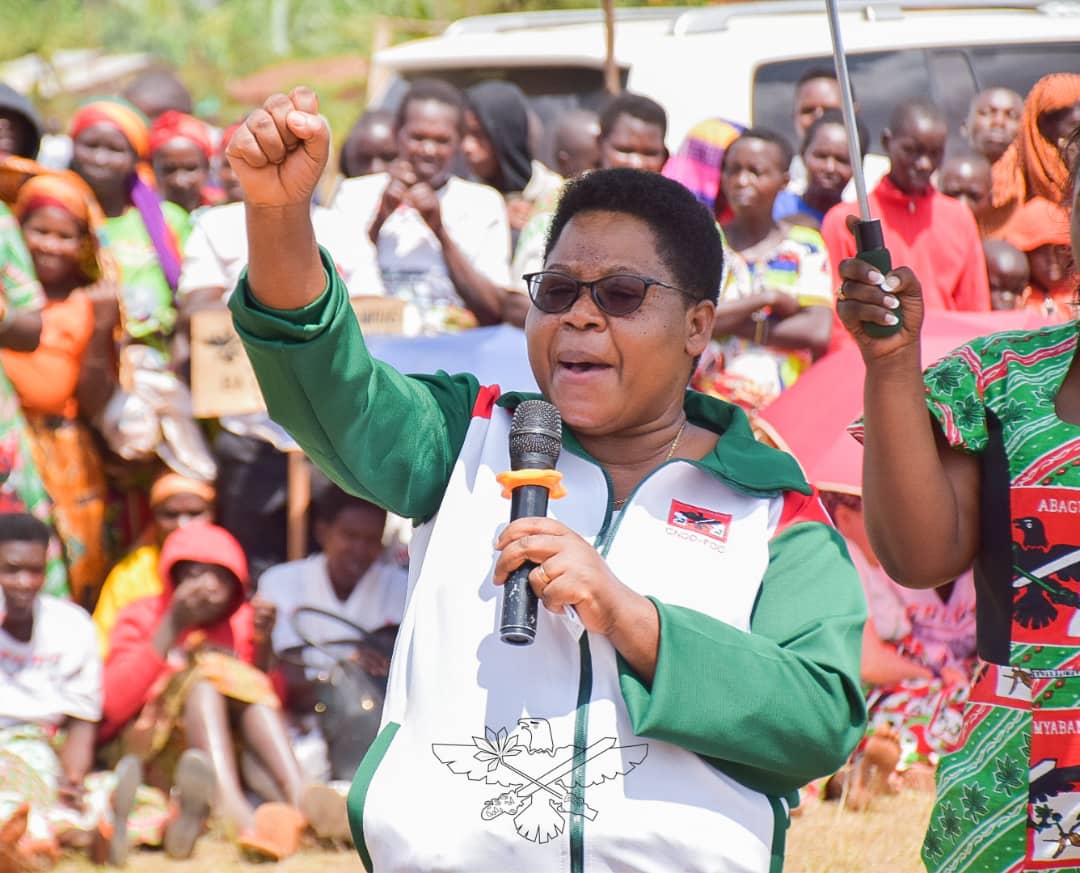 LF_cnddfdd's tweet photo. Ibirori vyasozerewe kuri stade y'i Muhanga aho umurongozi wa #Bakenyererarugamba umupfasoni YAMUREMYE Goreth yatanze impanuro zitandukanye yongera afadikanya n'abandi gushikiriza agakemanyi kagizwe n'isuka, amasabuni, ibitenge n'ibifungurwa kuri bantahonikora bo muriyo komine. https://t.co/j77ej7K1Eo
