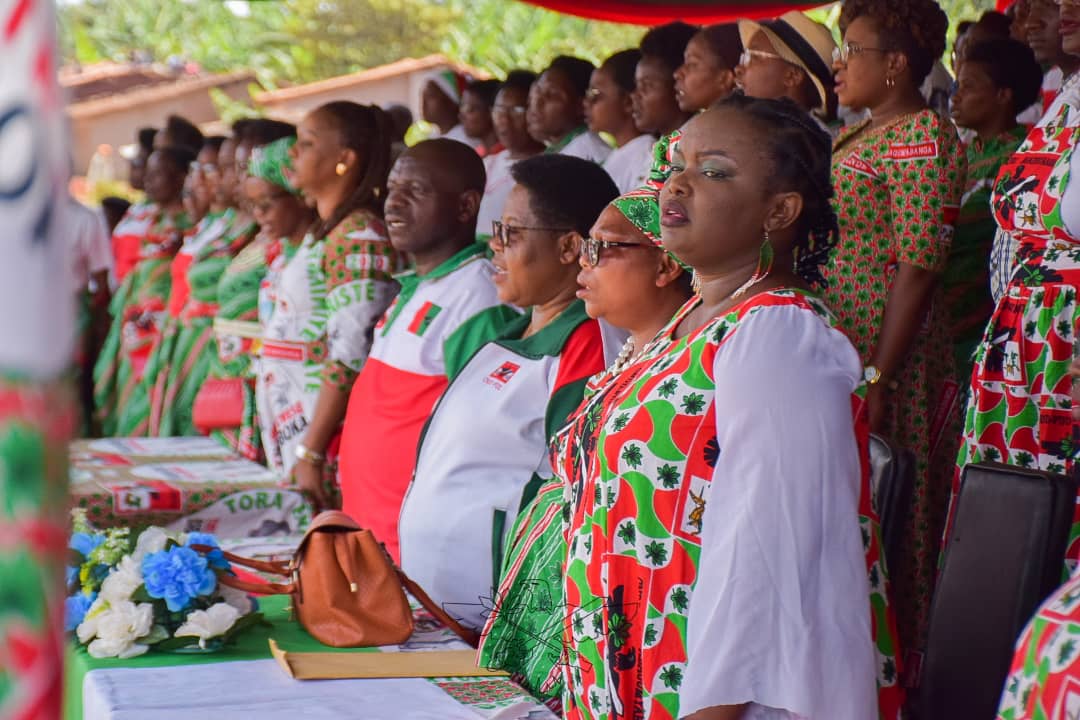 LF_cnddfdd's tweet photo. Ibirori vyasozerewe kuri stade y'i Muhanga aho umurongozi wa #Bakenyererarugamba umupfasoni YAMUREMYE Goreth yatanze impanuro zitandukanye yongera afadikanya n'abandi gushikiriza agakemanyi kagizwe n'isuka, amasabuni, ibitenge n'ibifungurwa kuri bantahonikora bo muriyo komine. https://t.co/j77ej7K1Eo