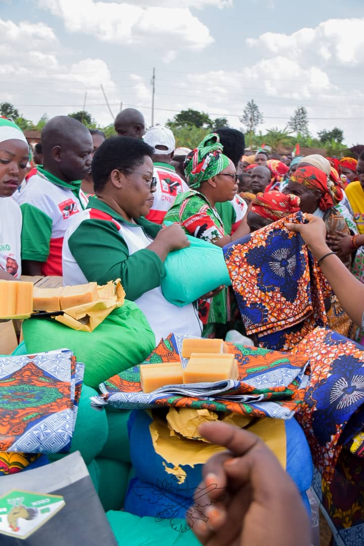 LF_cnddfdd's tweet photo. Ibirori vyasozerewe kuri stade y'i Muhanga aho umurongozi wa #Bakenyererarugamba umupfasoni YAMUREMYE Goreth yatanze impanuro zitandukanye yongera afadikanya n'abandi gushikiriza agakemanyi kagizwe n'isuka, amasabuni, ibitenge n'ibifungurwa kuri bantahonikora bo muriyo komine. https://t.co/j77ej7K1Eo