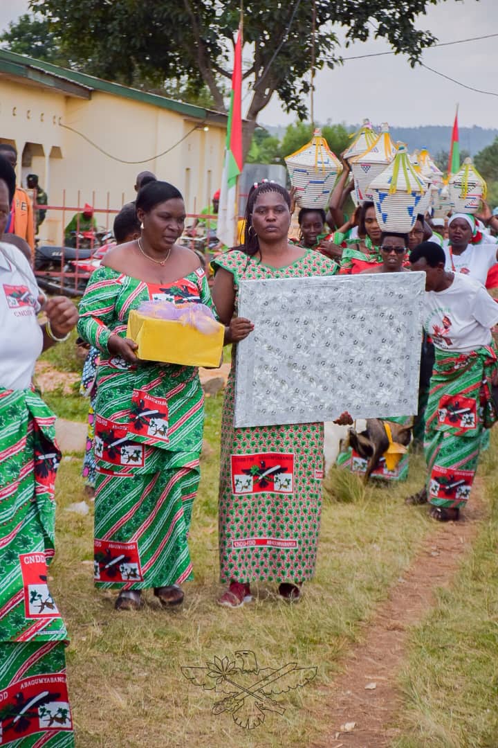 LF_cnddfdd's tweet photo. #Bakenyererarugamba b'i Muhanga bafadikanije nizindi mvukira zimwe zo muriyo ntara @KayanzaProvince nabo barashimiye umuronzi ko yama ababa hafi mu bikorwa bitandukanye. https://t.co/v1kbTQbJqE