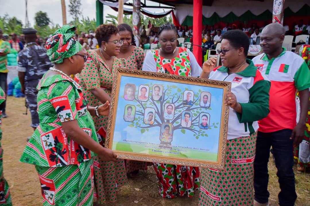 LF_cnddfdd's tweet photo. #Bakenyererarugamba b'i Muhanga bafadikanije nizindi mvukira zimwe zo muriyo ntara @KayanzaProvince nabo barashimiye umuronzi ko yama ababa hafi mu bikorwa bitandukanye. https://t.co/v1kbTQbJqE