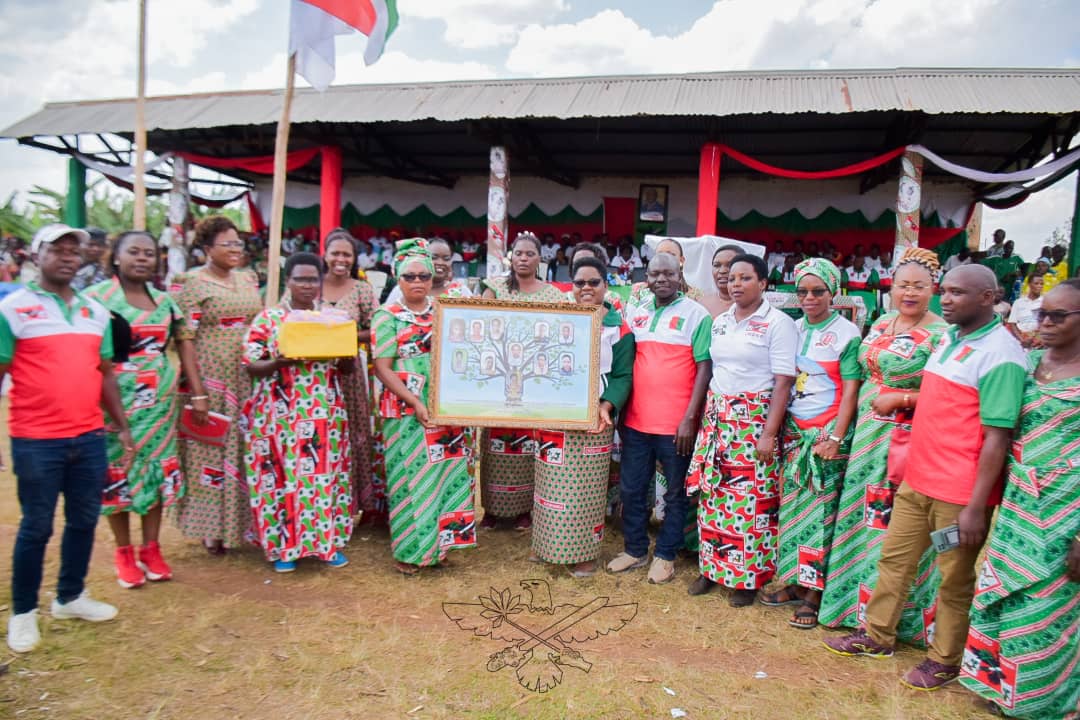 LF_cnddfdd's tweet photo. #Bakenyererarugamba b'i Muhanga bafadikanije nizindi mvukira zimwe zo muriyo ntara @KayanzaProvince nabo barashimiye umuronzi ko yama ababa hafi mu bikorwa bitandukanye. https://t.co/v1kbTQbJqE