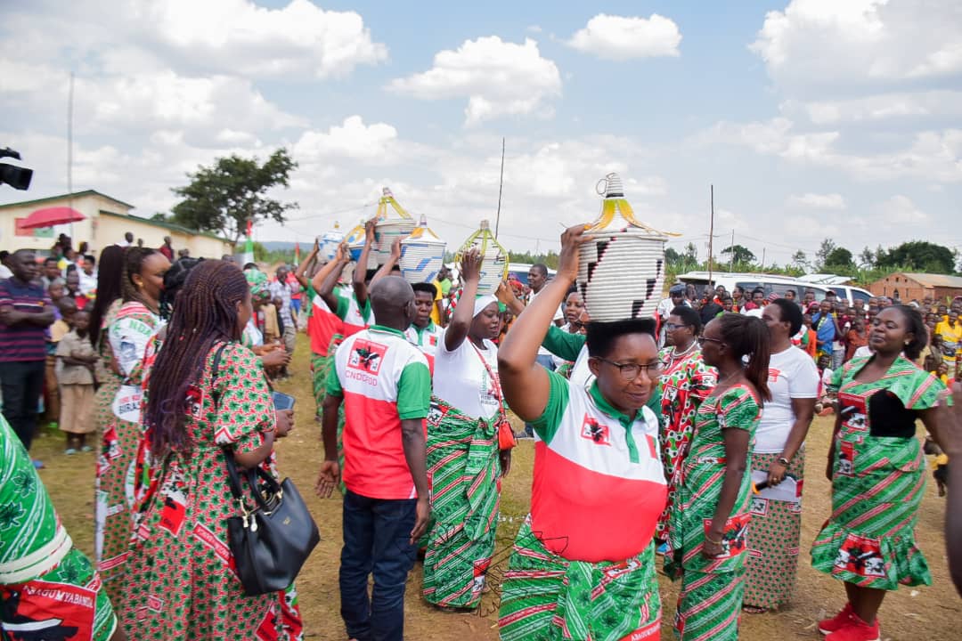 LF_cnddfdd's tweet photo. #Bakenyererarugamba b'i Muhanga bafadikanije nizindi mvukira zimwe zo muriyo ntara @KayanzaProvince nabo barashimiye umuronzi ko yama ababa hafi mu bikorwa bitandukanye. https://t.co/v1kbTQbJqE