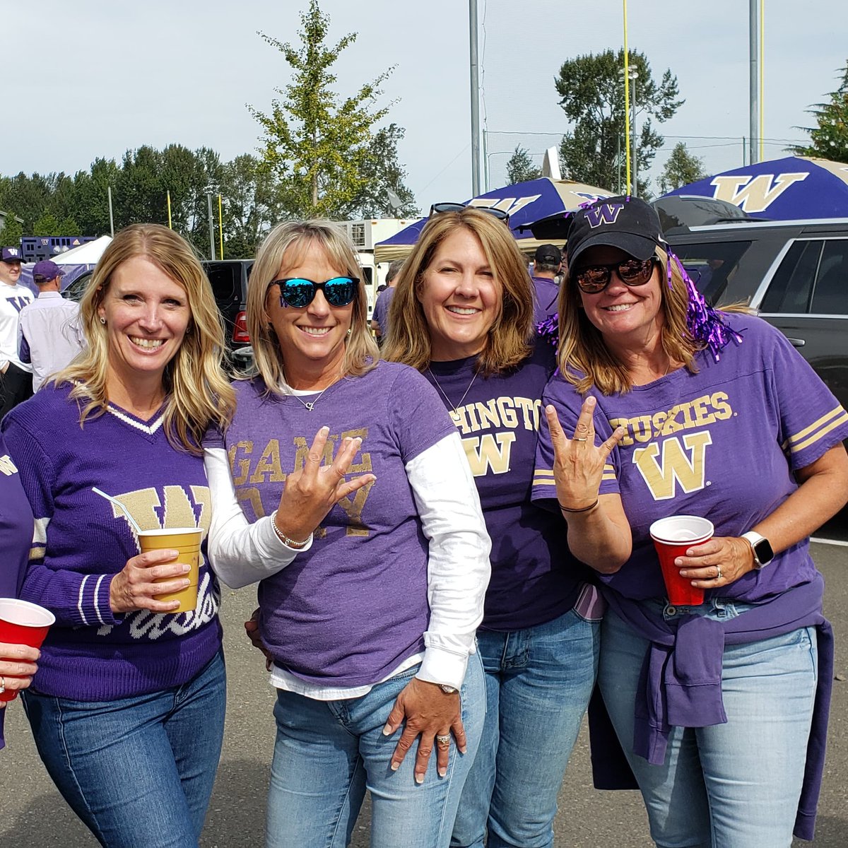 btkktrout's tweet photo. Husky Moms! #purplereign #uwspirit https://t.co/d7HvFtV3h3