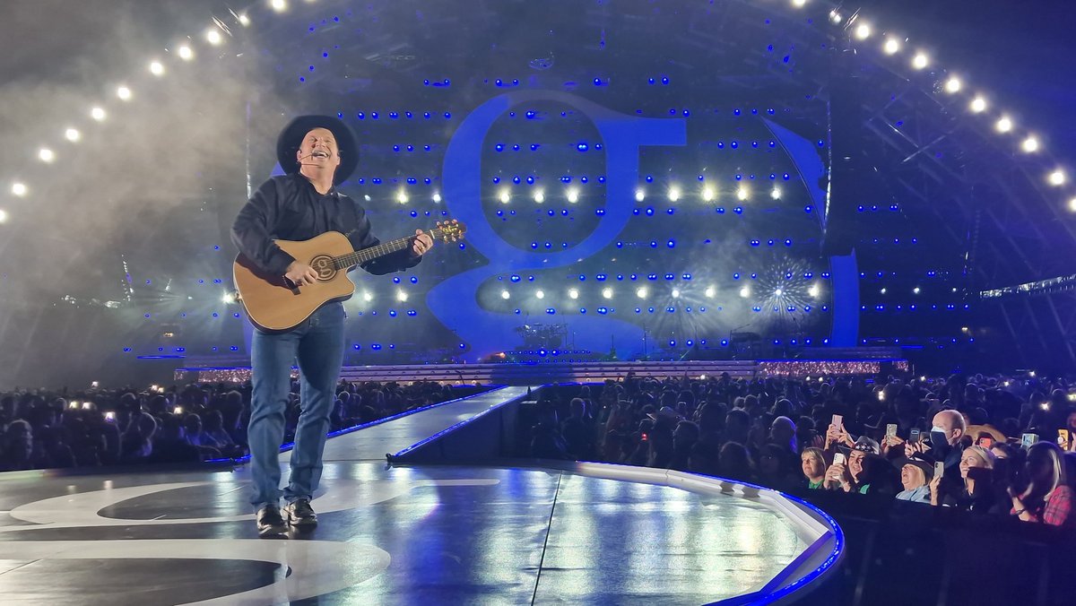Final night in Ireland for <a href="/garthbrooks/">Garth Brooks</a>