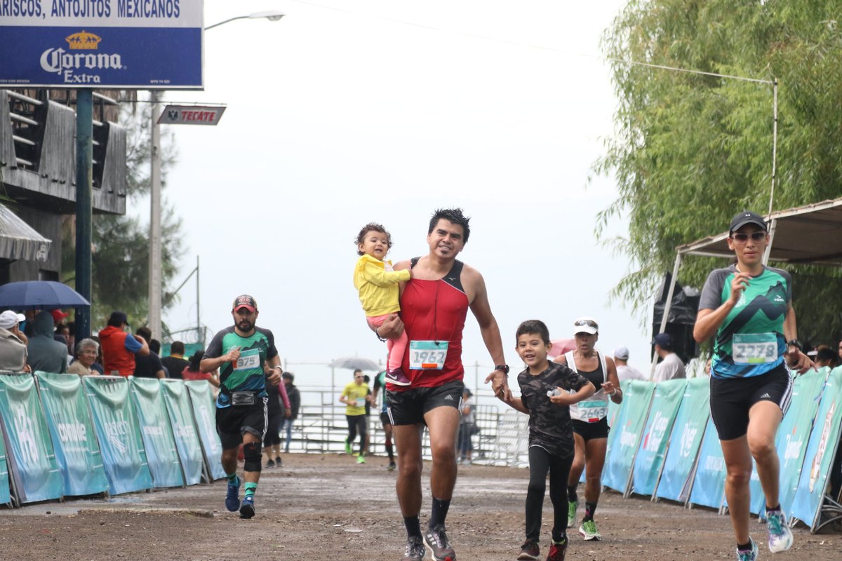 SalvadorZamoraZ's tweet photo. 👧🏻👱🏼‍♂️ Nuestro Medio Maratón Tlajomulco es para que todos y todas vivan la emoción de #VolverACorrer. 

Aparta tu lugar en https://t.co/xEdiaBcdXq para demostrar lo tuyo este 9 de octubre. https://t.co/YV4aTmXM9O