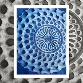 Want to find out how these patterns are made? Megan Bonanto has many irons in the fire, one of them being #cyanotypes. Her patterns come from experiments with glass and a #kaleidoscope lens.
❝Light is the energy...❞
alternativephotography.com/megan-bonanto/